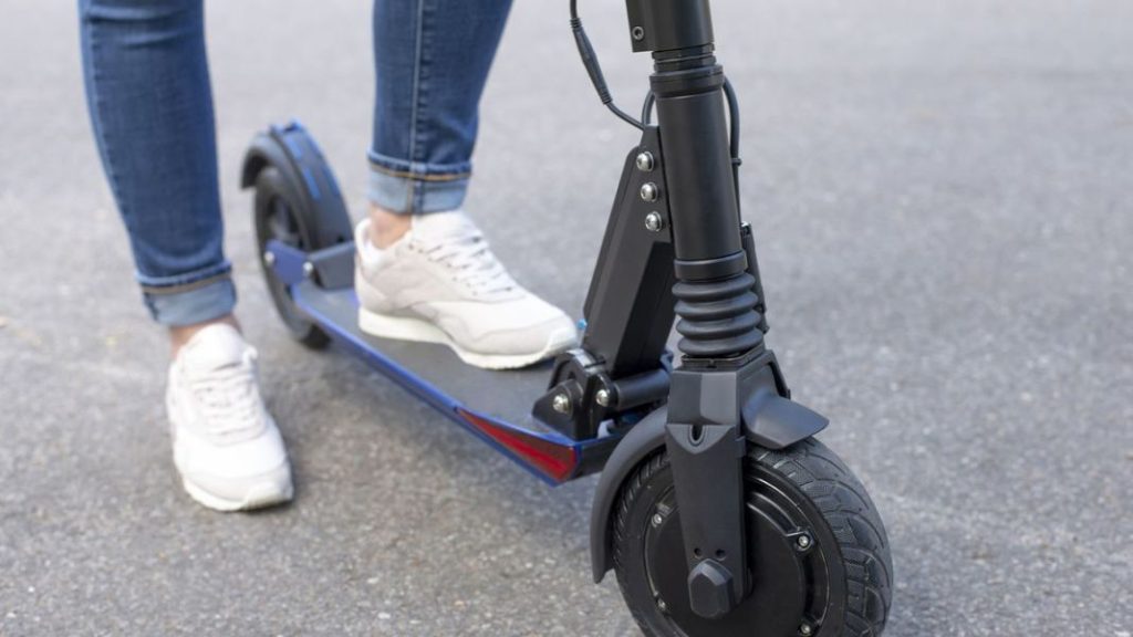 Los expertos alertan del peligro de esta moda con los patinetes eléctricos que te podría llevar de cabeza al hospital. O a la cárcel 115 Motor16 patinetes