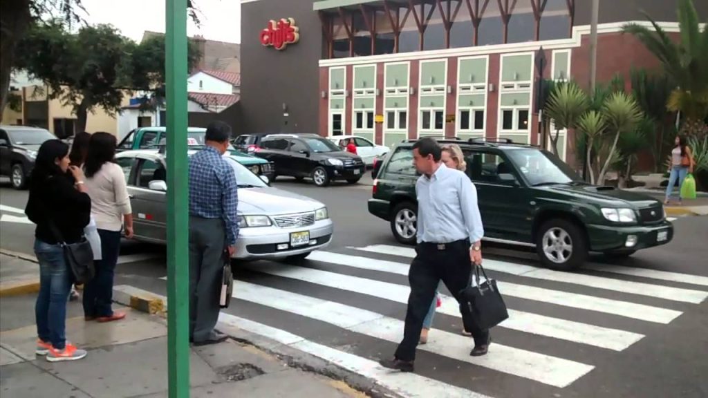 Las multas que la DGT puede poner a los peatones 8 Motor16 ¿Existe alguna forma de evitar las multas a los peatones?