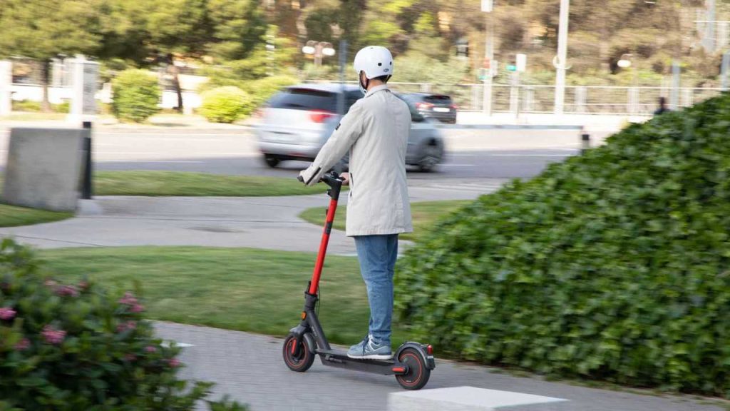 Los expertos alertan del peligro de esta moda con los patinetes eléctricos que te podría llevar de cabeza al hospital. O a la cárcel 116 Motor16 peligro