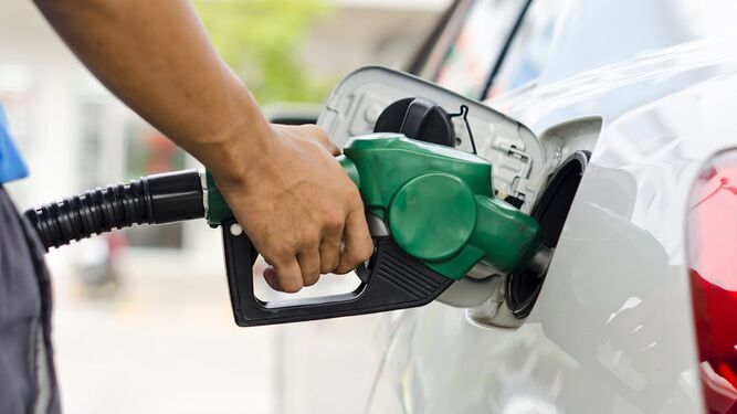 Planifica tu viaje: descubre cuando es más barato echar gasolina 1 Motor16 persona surte combustible Motor16