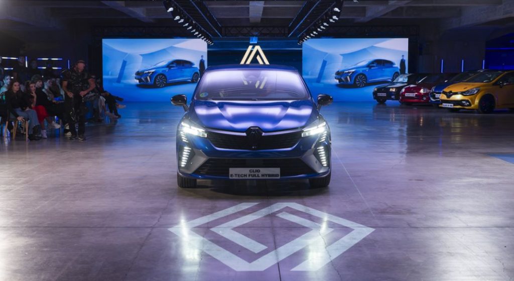 El Renault Clio sigue creando tendencia, ahora como coche de pasarela 1 Motor16 renault clio fashion show 049 Motor16