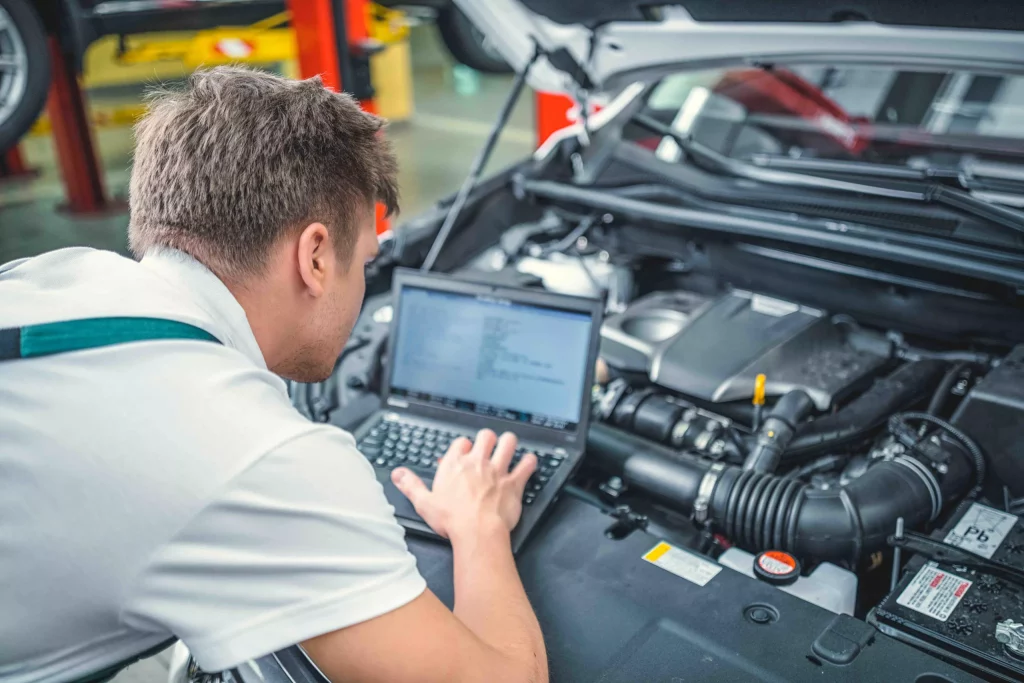 Descubre las marcas de coches que más experiencias de mantenimiento acumularon durante el año 2023 3 Motor16 taller mecanico 3 Motor16