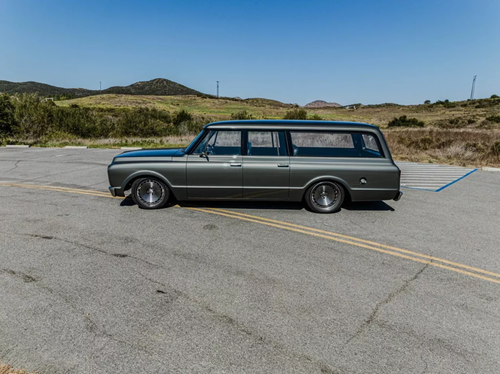 1970 Icon Chevrolet Suburban 5 Motor16
