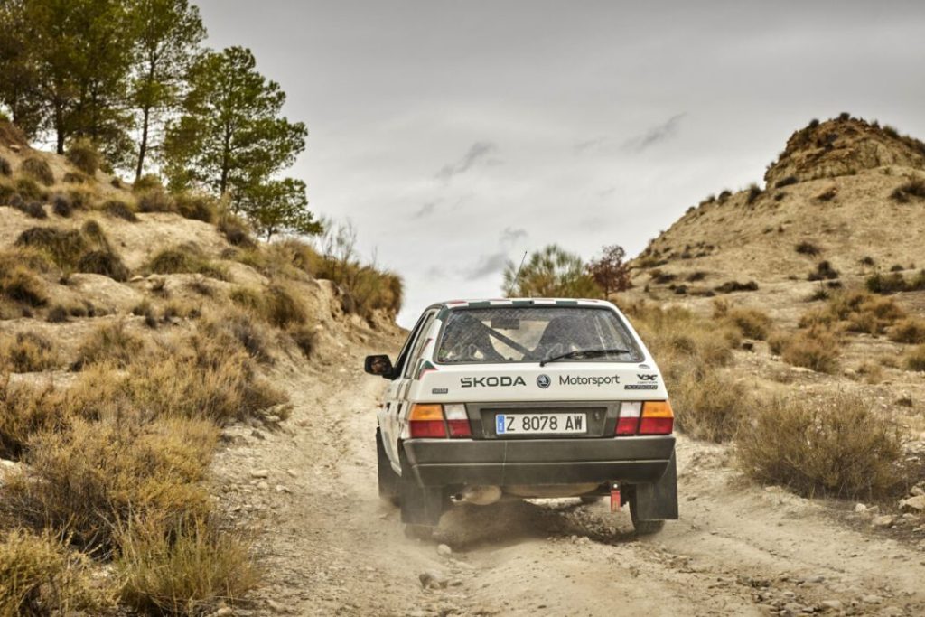 El Skoda Favorit resiste al Iberian Classic Raid. En el que hemos participado 3 Motor16 1994 Skoda Favorit Iberian Classic Raid. Imagen trasera.