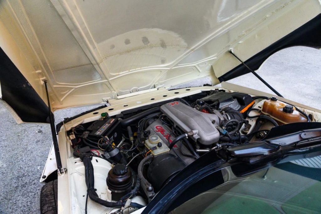 1994 Alfa Romeo 75 Vittoria. Imagen motor.