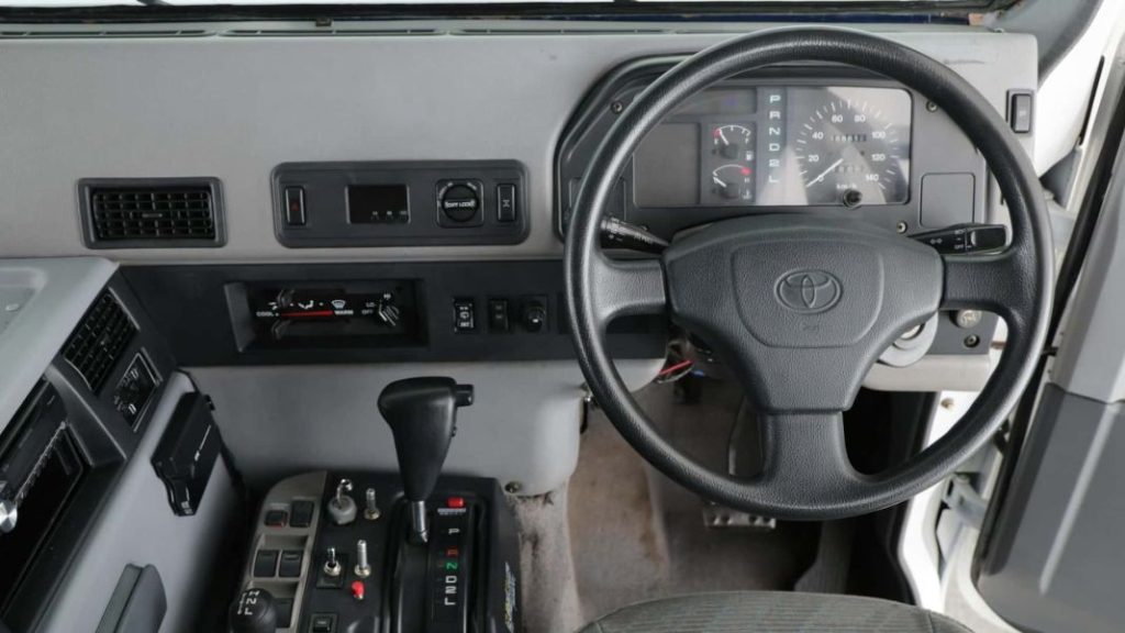 1996 Toyota Mega Cruiser Cars & Bids. Imagen interior.