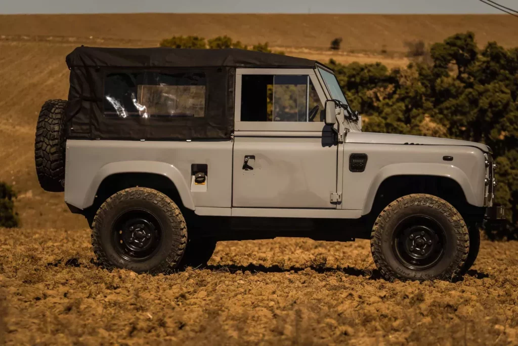 Este Land Rover Defender ha recorrido media España y ahora causa furor en EE.UU. 15 Motor16 1997 Land Rover Defender Reborn 13 Motor16