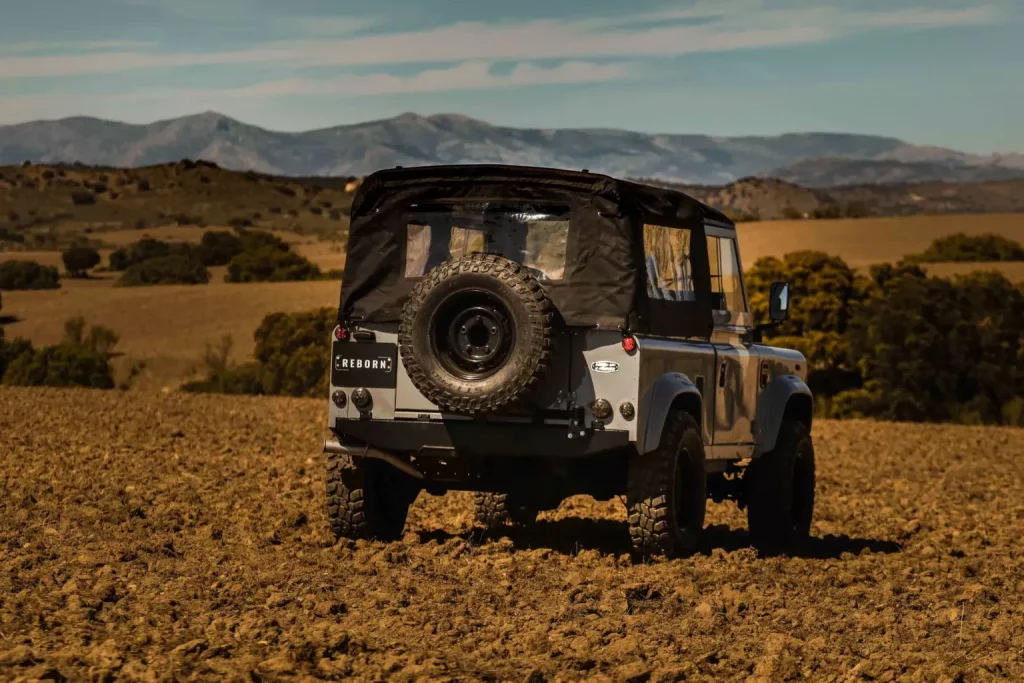 Este Land Rover Defender ha recorrido media España y ahora causa furor en EE.UU. 16 Motor16 1997 Land Rover Defender Reborn 14 Motor16