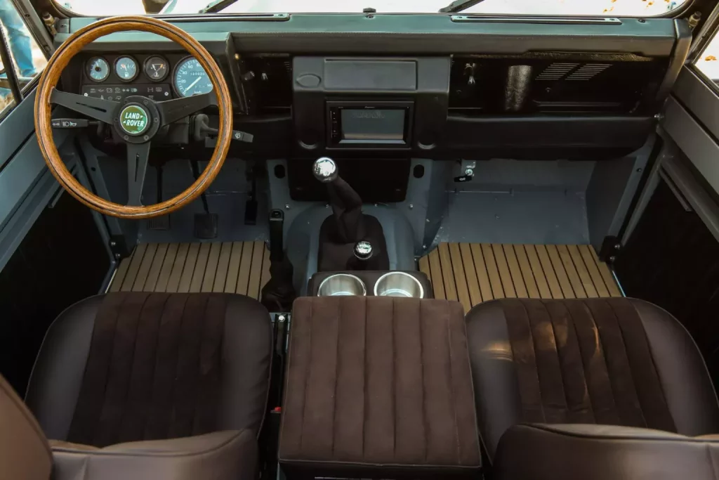 Este Land Rover Defender ha recorrido media España y ahora causa furor en EE.UU. 1 Motor16 1997 Land Rover Defender Reborn. Imagen interior.