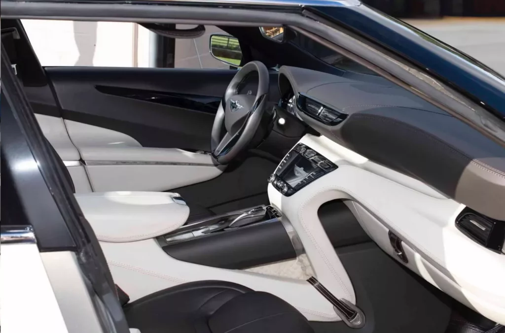 Olvida el DBX: Este es el primer SUV de Aston Martin y está buscando hogar 2 Motor16 2009 Aston Martin Lagonda SUV Concept. Imagen interior.