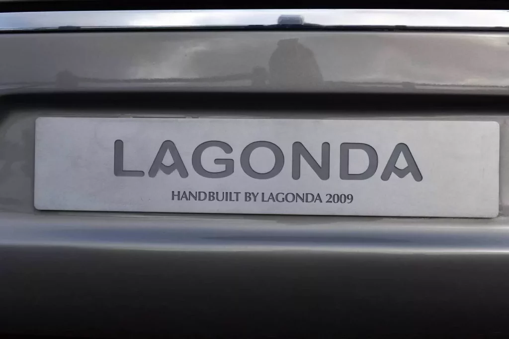 Olvida el DBX: Este es el primer SUV de Aston Martin y está buscando hogar 24 Motor16 2009 Aston Martin Lagonda SUV Concept 22 Motor16