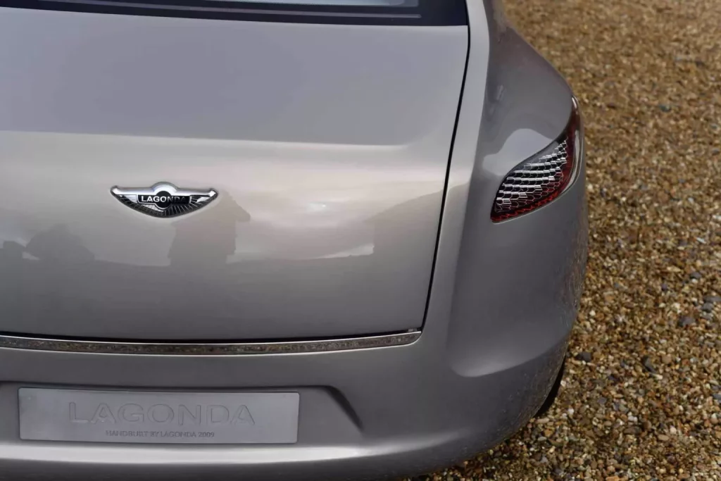 Olvida el DBX: Este es el primer SUV de Aston Martin y está buscando hogar 26 Motor16 2009 Aston Martin Lagonda SUV Concept 24 Motor16