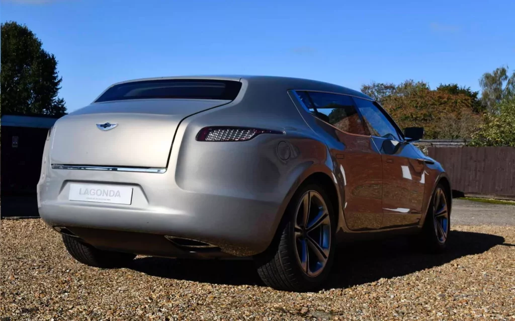 Olvida el DBX: Este es el primer SUV de Aston Martin y está buscando hogar 1 Motor16 2009 Aston Martin Lagonda SUV Concept. Imagen trasera.