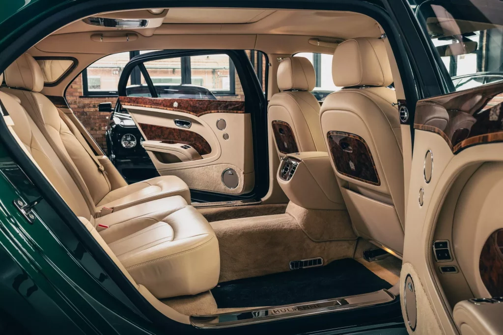 El Bentley Mulsanne de la realeza británica regresa a su hogar 3 Motor16 2020 Bentley Mulsanne Isabel II. Imagen asientos traseros.
