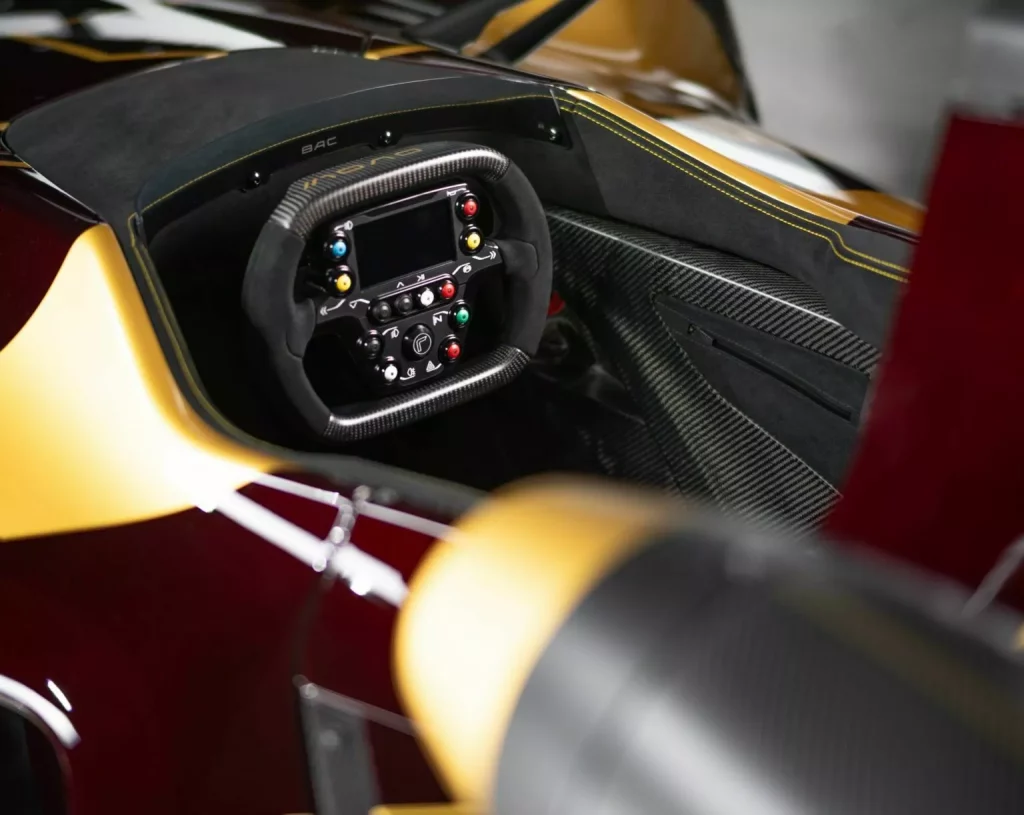 El BAC Mono R se viste de oro por expreso deseo de un Youtuber 1 Motor16 2023 BAC Mono R Jordan Youtuber. Imagen interior.