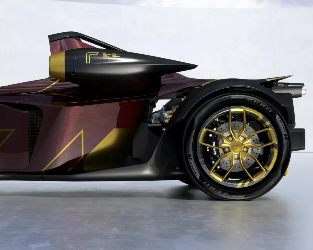 El BAC Mono R se viste de oro por expreso deseo de un Youtuber 2 Motor16 2023 BAC Mono R Jordan Youtuber. Imagen detalle.