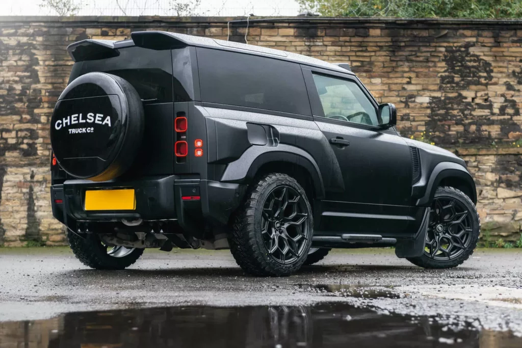 Chelsea Truck vende este Land Rover Defender 90 para conducir con traje y corbata 1 Motor16 2023 Chelsea Land Rover Defender 90 Prototype X. Imagen trasera.