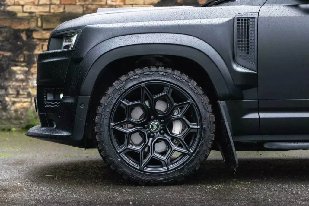Chelsea Truck vende este Land Rover Defender 90 para conducir con traje y corbata 2 Motor16 2023 Chelsea Land Rover Defender 90 Prototype X. Imagen llanta.