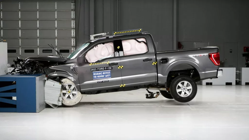 2023 IIHS Pickup Crash Test 1 Motor16
