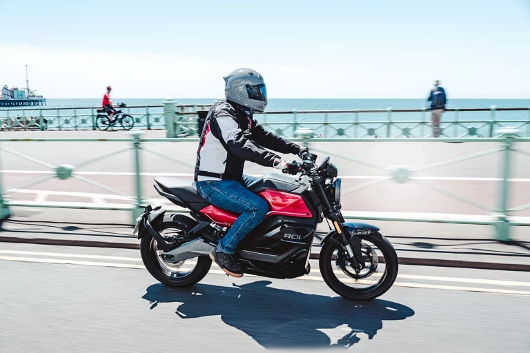 Así sufren las motos eléctricas cuando aprieta el calor: Pero hay 5 trucos para que no les afecte