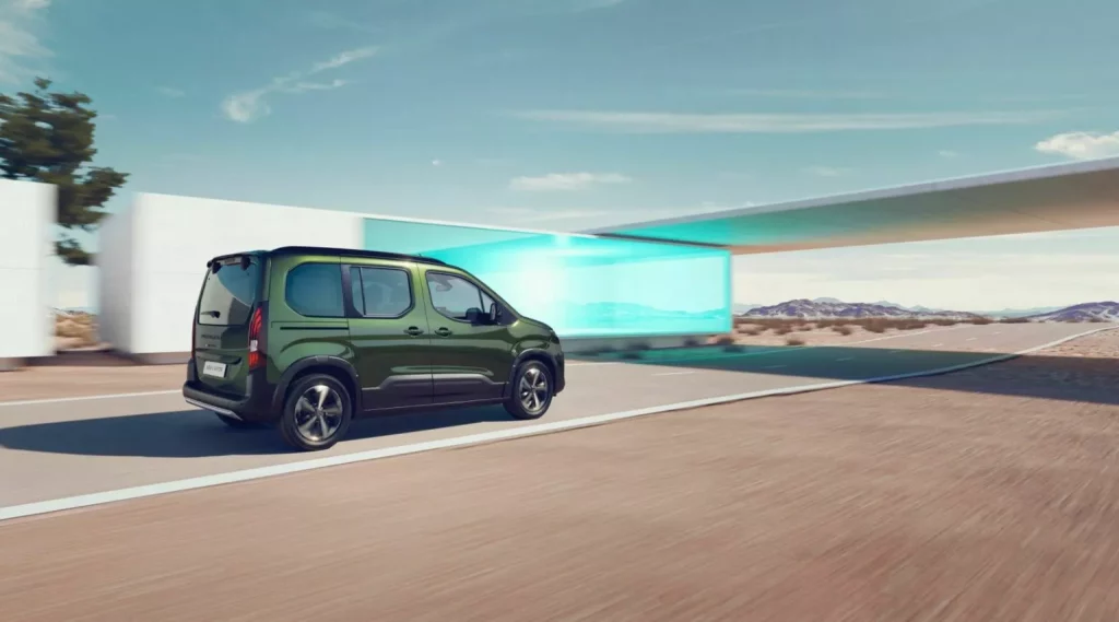 2023 Peugeot E-Rifter. Imagen trasera.