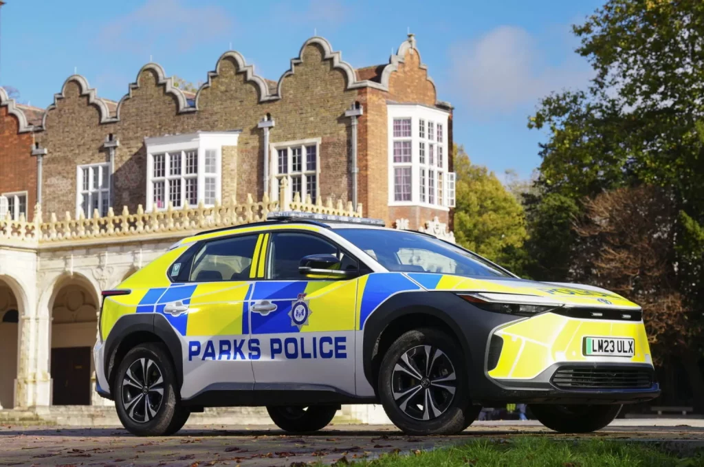 El Toyota bZ4X se convierte en el nuevo coche de policía en Londres 12 Motor16 2023 Toyota bZ4X London Parks Police 10 Motor16