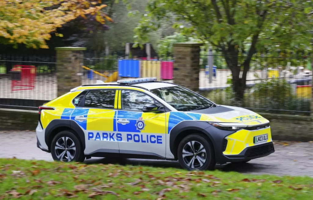 El Toyota bZ4X se convierte en el nuevo coche de policía en Londres 1 Motor16 2023 Toyota bZ4X Policía Londres. Imagen exterior.