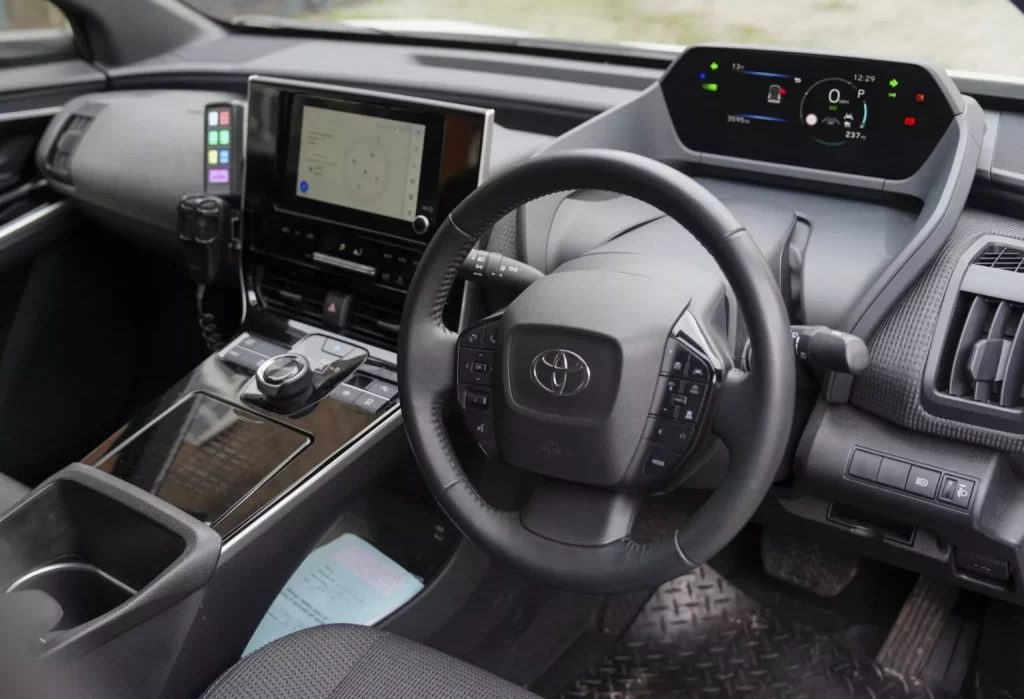 El Toyota bZ4X se convierte en el nuevo coche de policía en Londres 3 Motor16 2023 Toyota bZ4X Policía Londres. Imagen interior.