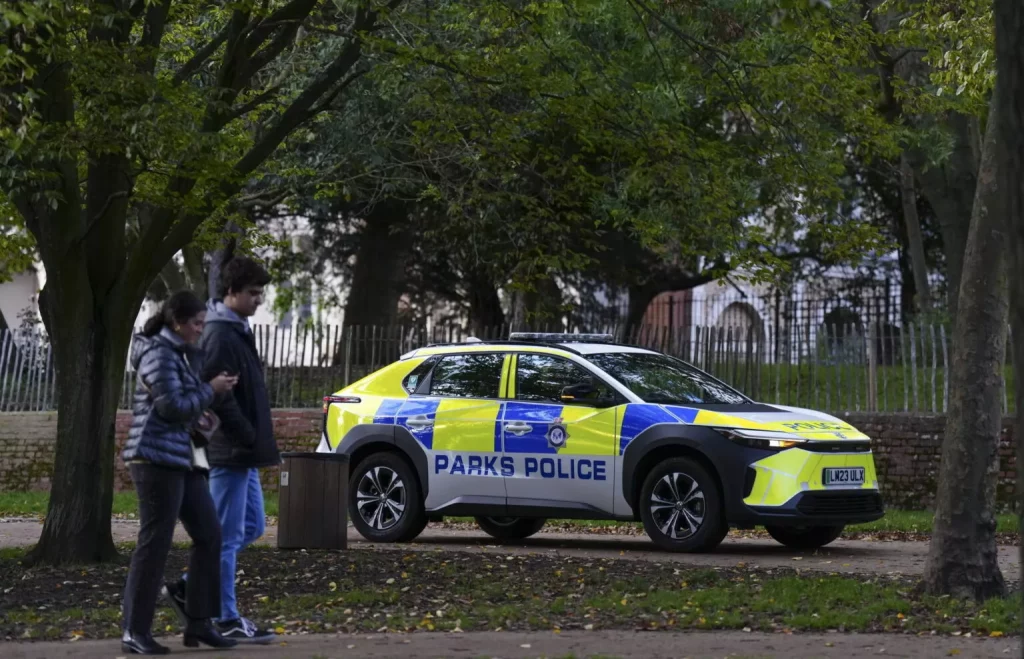 El Toyota bZ4X se convierte en el nuevo coche de policía en Londres 19 Motor16 2023 Toyota bZ4X London Parks Police 17 Motor16