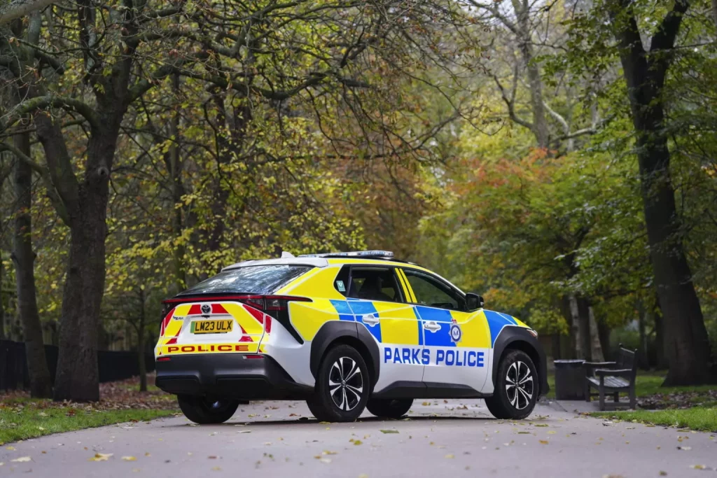 El Toyota bZ4X se convierte en el nuevo coche de policía en Londres 20 Motor16 2023 Toyota bZ4X London Parks Police 18 Motor16