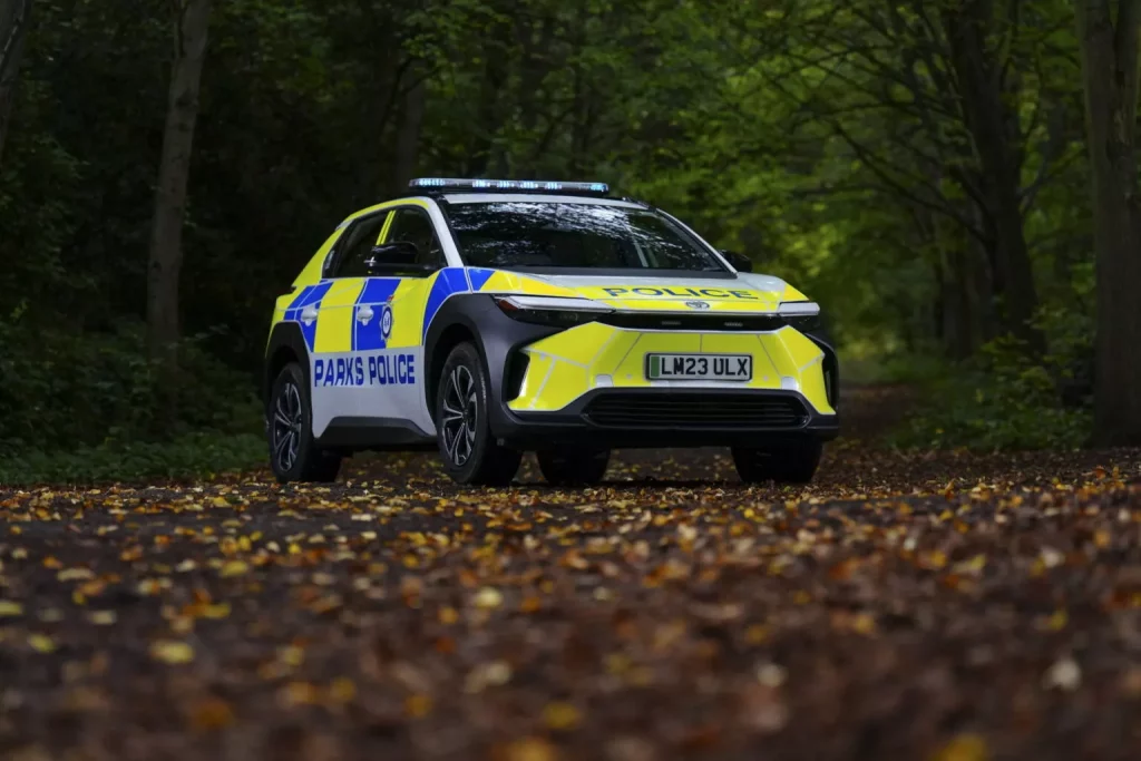 El Toyota bZ4X se convierte en el nuevo coche de policía en Londres 4 Motor16 2023 Toyota bZ4X London Parks Police 2 Motor16