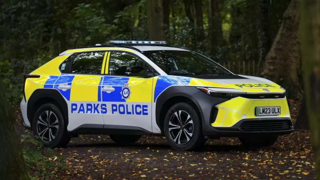 El Toyota bZ4X se convierte en el nuevo coche de policía en Londres 6 Motor16 2023 Toyota bZ4X London Parks Police 4 Motor16