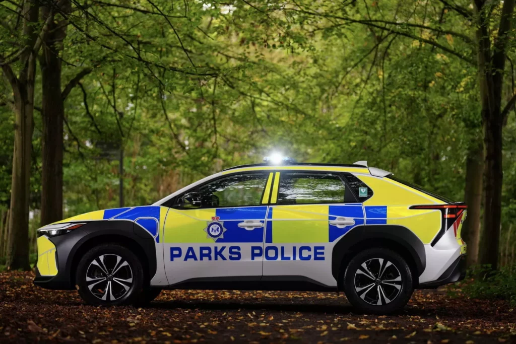 El Toyota bZ4X se convierte en el nuevo coche de policía en Londres 10 Motor16 2023 Toyota bZ4X London Parks Police 8 Motor16