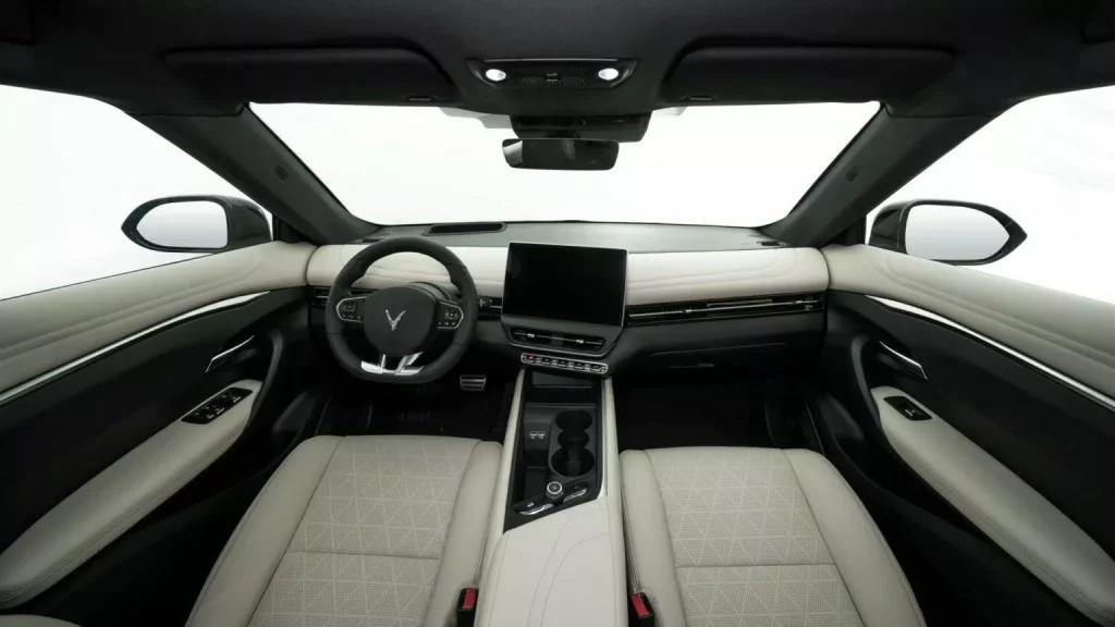 VinFast VF 7: Un nuevo SUV eléctrico que ha llegado a Vietnam 1 Motor16 2023 VinFast VF 7. Imagen interior.