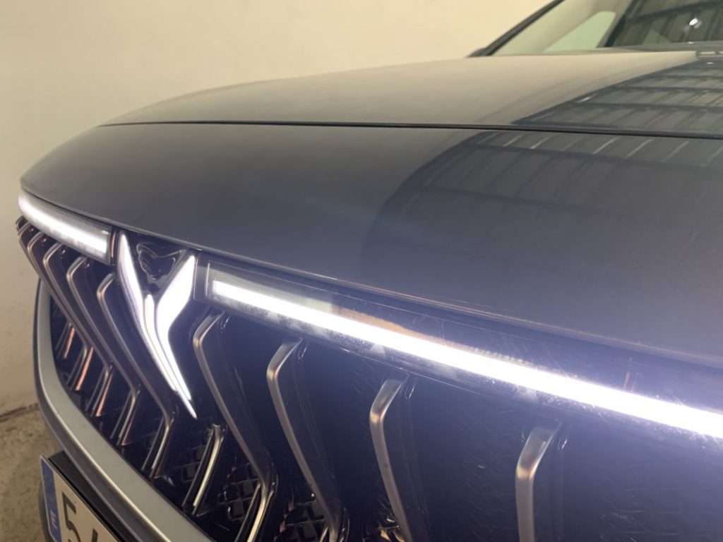 2023 Voyah Free. Prueba. Imagen detalle parrilla.