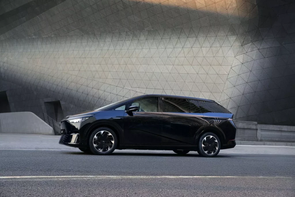 2023 Xpeng X9 4 Motor16