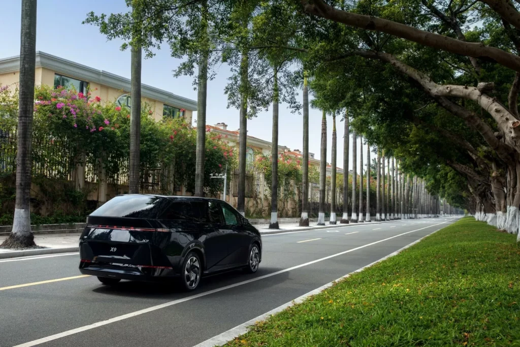2023 Xpeng X9. Imagen movimiento.