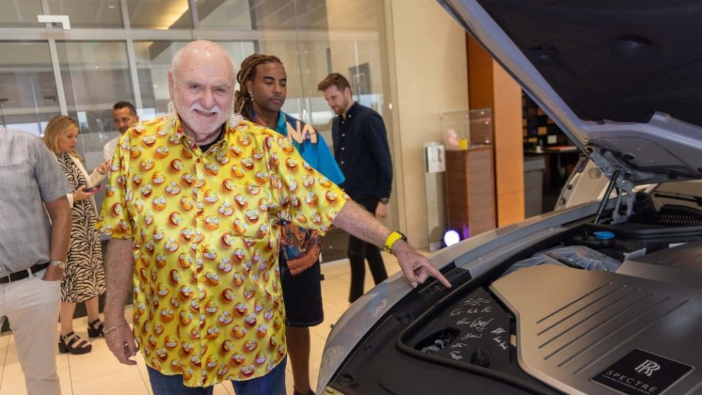 Este es el primer Rolls-Royce Spectre que llega a EE.UU. Y es para alguien que ya tiene 15 1 Motor16 2023 Rolls-Royce Spectre Michael Fux. Imagen.