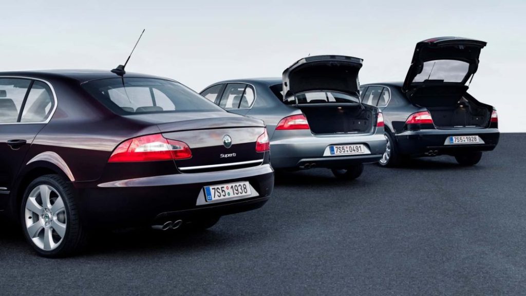 Rivales del Skoda Superb Combi 2024: Estos son los auténticos anti-SUV que deberías comprar 1 Motor16 2023 Skoda Superb Twin Door. Imagen portada.