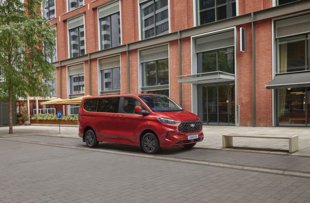 2023 TOURNEO CUSTOM EXTERIOR 03 Motor16