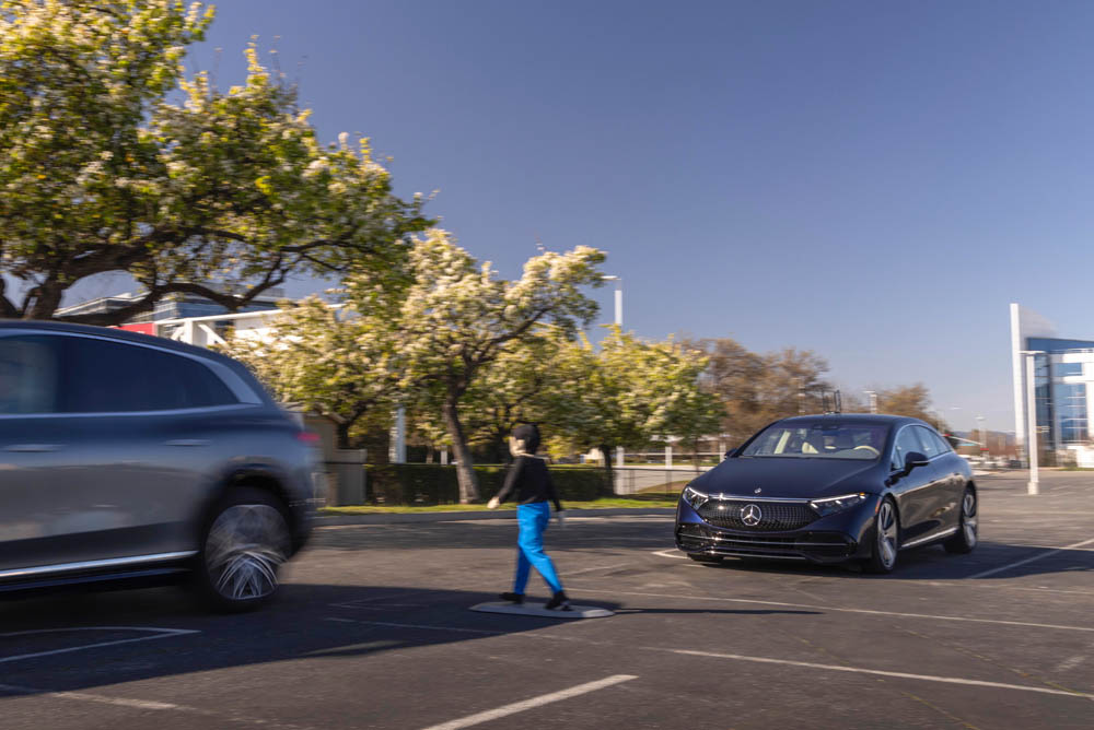 Mercedes: 10 años y 10 millones de vehículos salvando a los peatones 2 Motor16 23C0389 003 Motor16