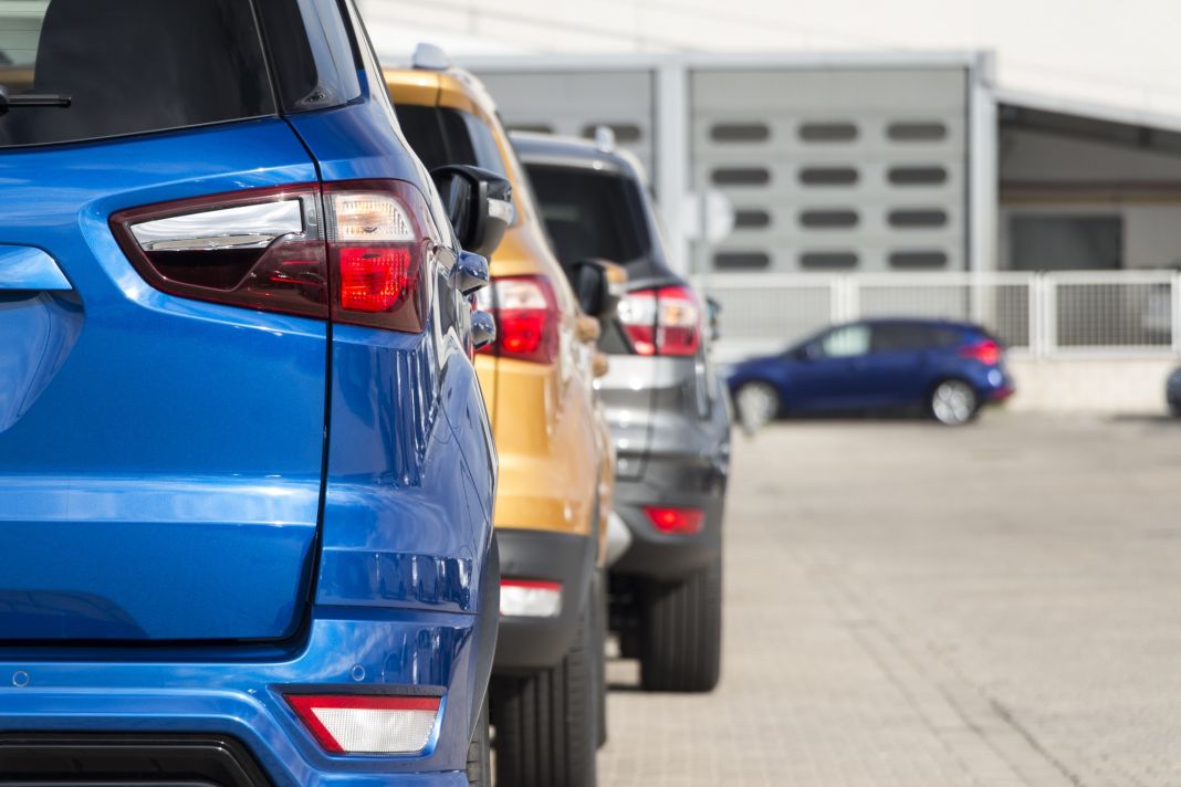 DGT: 9 gestos que te pueden hacer perder puntos 4 Motor16 No utilizar las luces adecuadas en condiciones de baja visibilidad