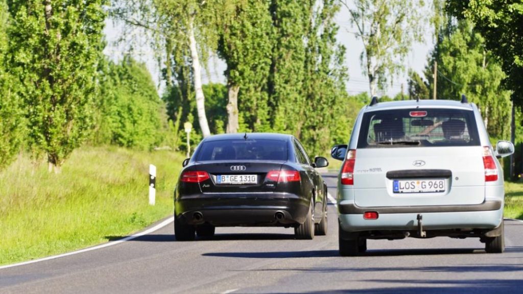 Conduciendo con seguridad: claves para realizar un adelantamiento correcto 1 Motor16 61aa4ecae258a Motor16