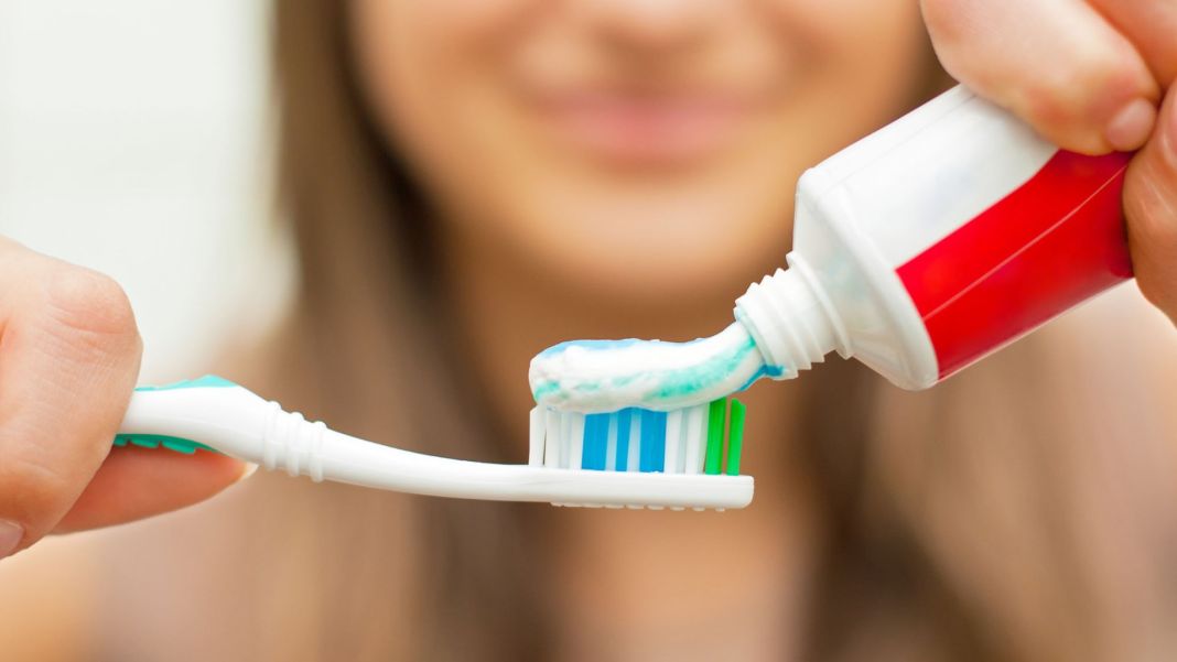 Agregar crema dental en la boca
