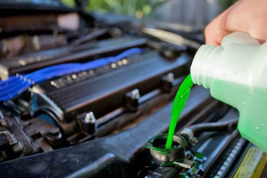 Así debes preparar la calefacción de tu coche para el frío 1 Motor16 FLUIDO ANTICONGELANTE: TU PROTECTOR CONTRA LAS BAJAS TEMPERATURAS