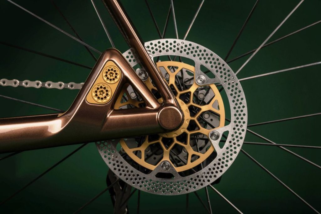 Si eres fan de Fernando Alonso querrás tener esta bici 9 Motor16 Bicicleta J.Laverack AstonMartin.1R10 Motor16