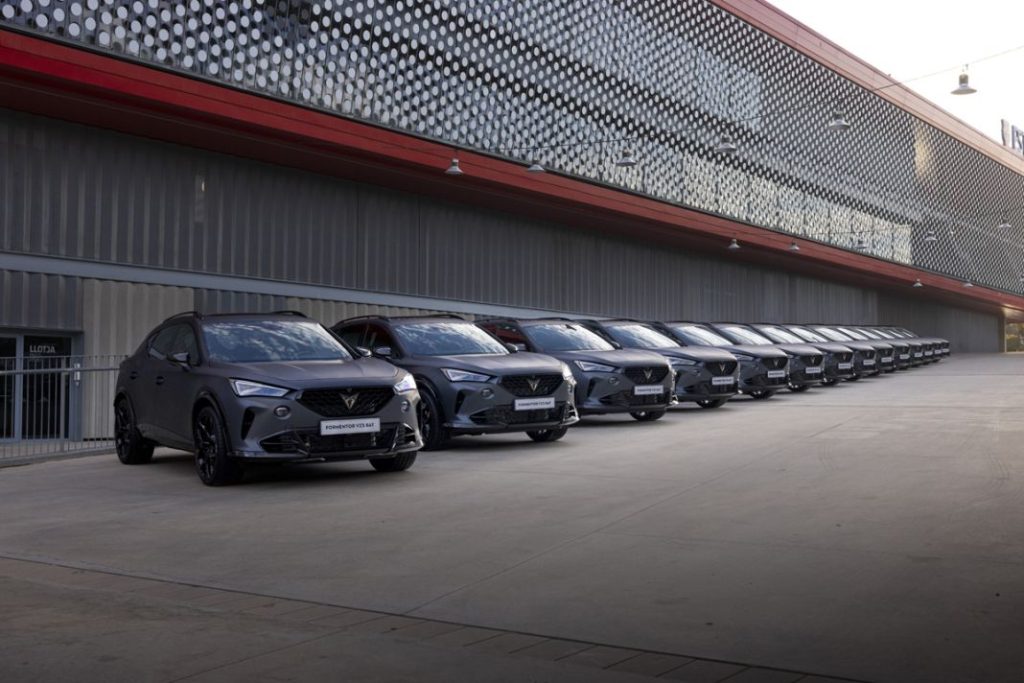 Los coches que estrenan Alexia Putellas, Aitana Bonmatí y las jugadoras del FC Barcelona 1 Motor16 Cupra FC Barcelona femenino1 Motor16