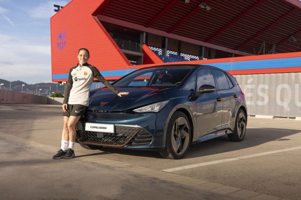 Los coches que estrenan Alexia Putellas, Aitana Bonmatí y las jugadoras del FC Barcelona 2 Motor16 Cupra FC Barcelona femenino2 Motor16