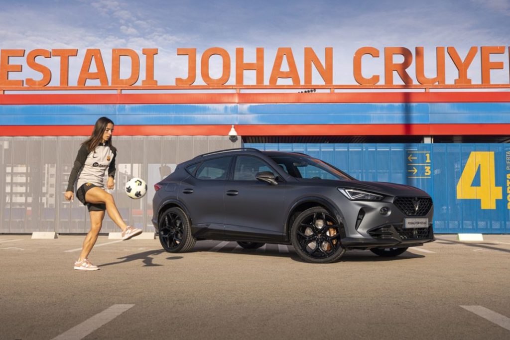 Los coches que estrenan Alexia Putellas, Aitana Bonmatí y las jugadoras del FC Barcelona 3 Motor16 Cupra FC Barcelona femenino3 Motor16