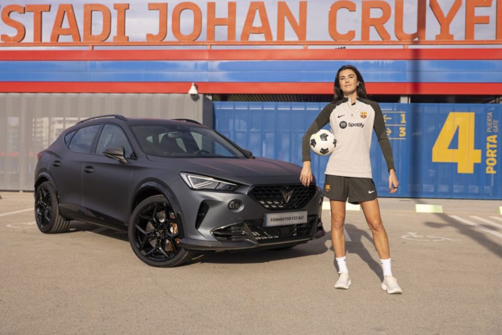 Los coches que estrenan Alexia Putellas, Aitana Bonmatí y las jugadoras del FC Barcelona 4 Motor16 Cupra FC Barcelona femenino4 Motor16